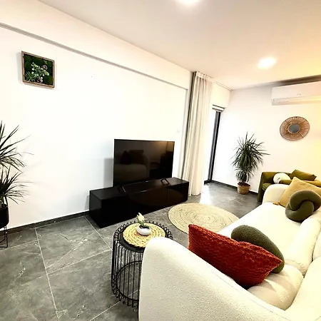 Sea View 2-bedroom In Port Paphos