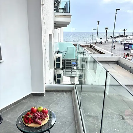 Sea View 2-bedroom In Port 公寓 Paphos