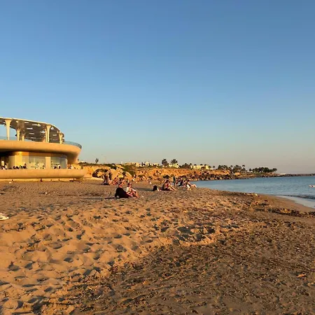 Sea View 2-bedroom In Port 公寓 Paphos